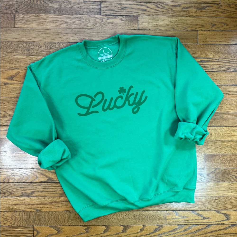 🍀 NWT “Lucky” cursive Sweatshirt 🍀